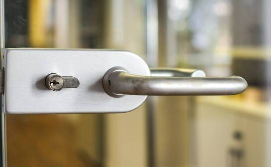 Pochwyty ze stali nierdzewnej – rodzaje, zastosowania i zalety w aranżacji drzwi