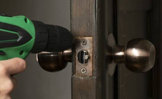 Samozamykacze do drzwi z blokadą – jak działają i gdzie warto je stosować