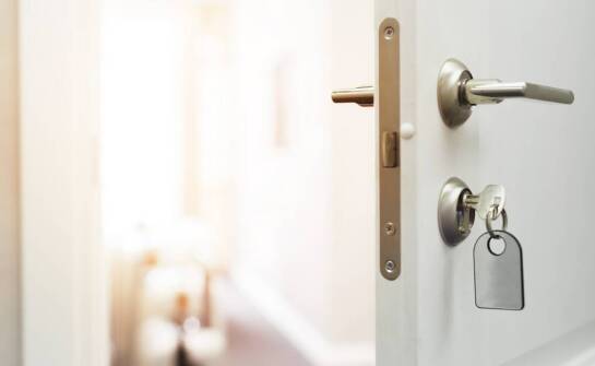 GEZE samozamykacze – niezawodne rozwiązania do drzwi w budynkach użytkowych