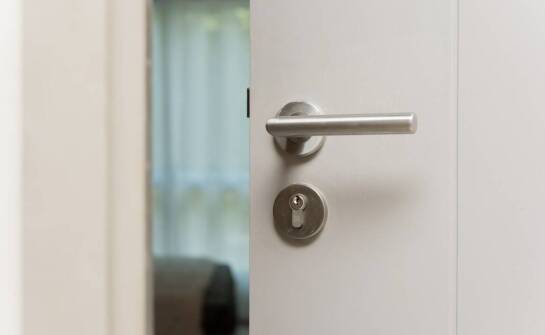 Zamki do drzwi aluminiowych – budowa, działanie i najważniejsze rodzaje