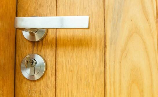 Zasuwnica drzwiowa – budowa, zastosowanie i rola w funkcjonowaniu drzwi