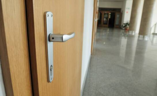 Zawiasy do drzwi aluminiowych – rodzaje, zastosowania i kluczowe zalety