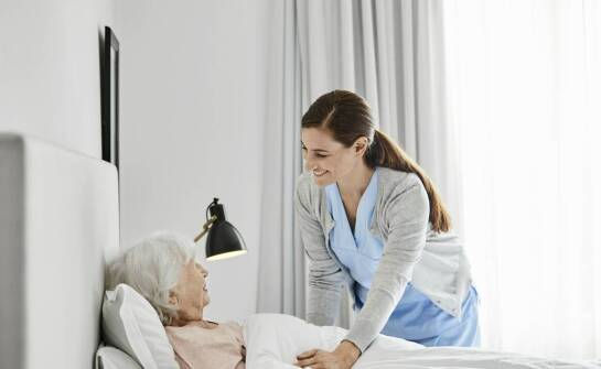 Dom opieki dla seniora – najważniejsze informacje i kluczowe aspekty