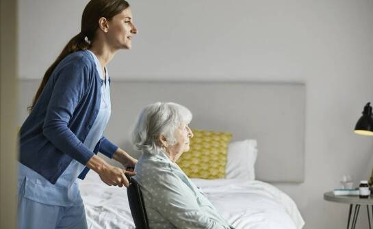 Dom opieki seniora – na co zwrócić uwagę przed podjęciem decyzji