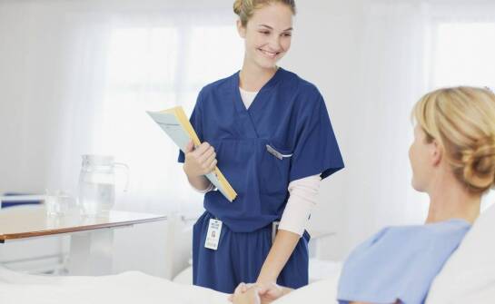 Jak wygląda codzienność w domu opieki dla osób starszych? Fakty i mity