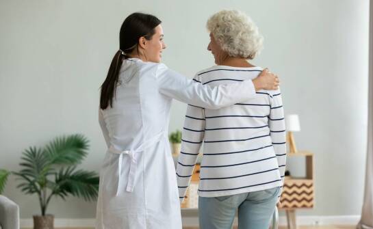 Jak wygląda opieka nad seniorami w domach opieki – zasady i standardy