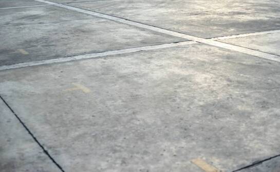 Posadzki parkingowe – najważniejsze cechy, zastosowania i materiały