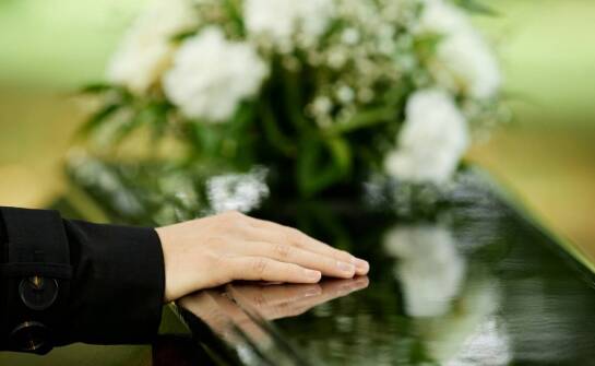 Usługi domu pogrzebowego – jak przebiega przygotowanie ostatniej drogi