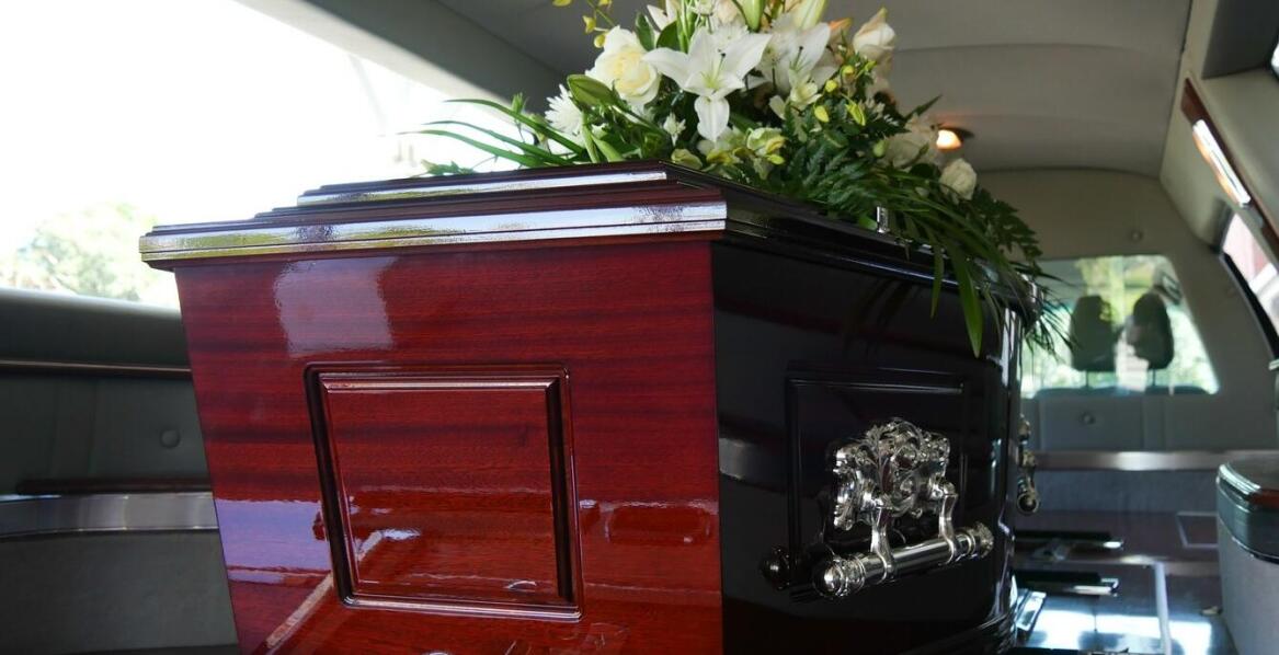 Transport zwłok – procedury, formalności oraz możliwości organizacji pochówku