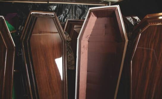 Trumny i urny – rodzaje, wybór oraz najważniejsze kwestie przy pochówku