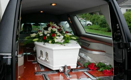 Jak przebiega transport zmarłych i jakie usługi oferuje dom pogrzebowy