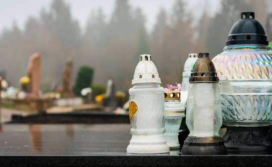 Urny i wybór formy pochówku – najważniejsze aspekty ostatniego pożegnania