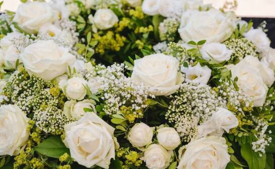 Najważniejsze informacje o wieńcach i kompozycjach kwiatowych na pogrzeb