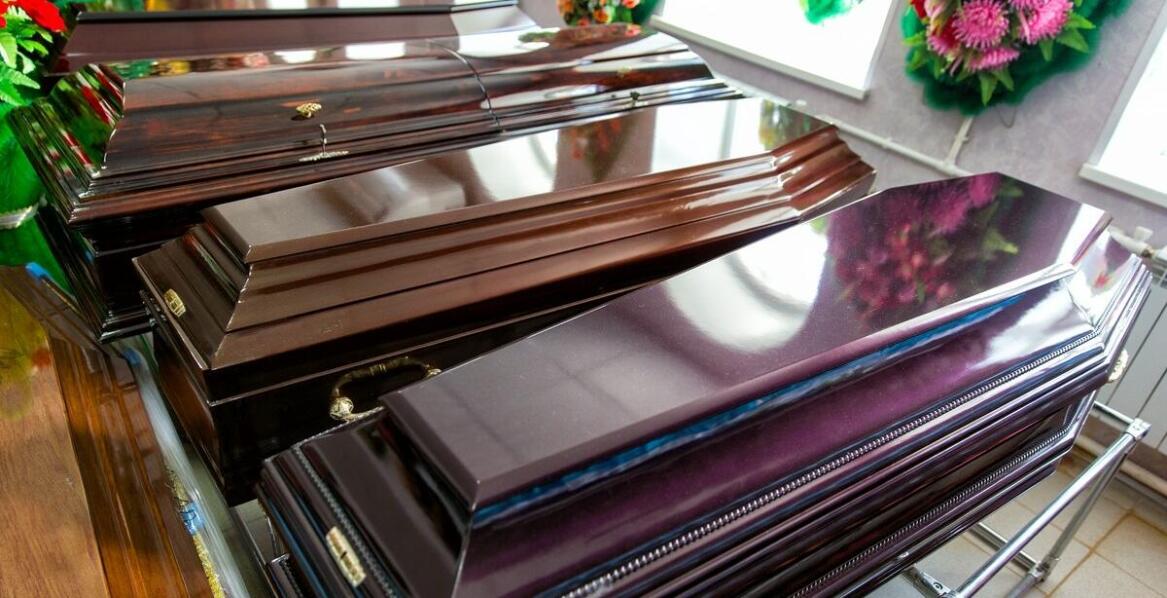 Rodzaje trumien i ich znaczenie w obrzędach pogrzebowych oraz pochówku