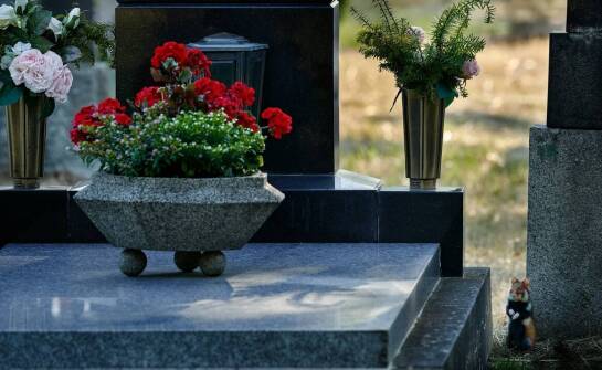 Urny pogrzebowe – zastosowanie, symbolika oraz kryteria wyboru