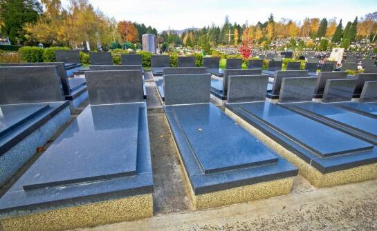 Kremacja – najważniejsze aspekty, formalności i etapy pożegnania bliskich