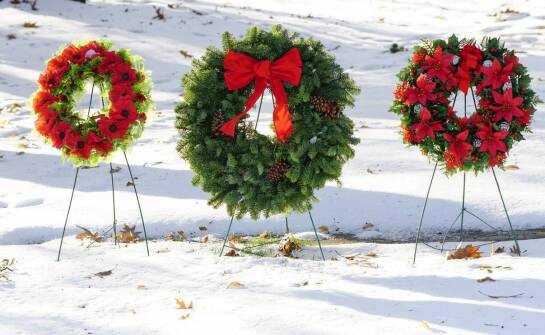 Wieńce i kwiaty pogrzebowe – symbolika, wybór oraz znaczenie w ceremonii