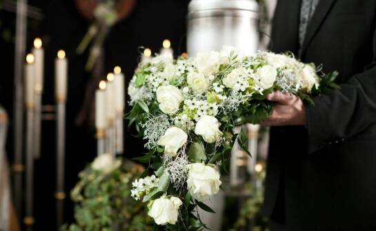 Wiązanki i kompozycje kwiatowe – znaczenie podczas uroczystości pożegnalnych