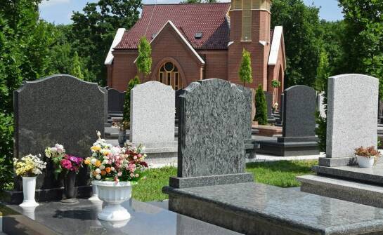 Jakie formalności i wsparcie oferują domy pogrzebowe podczas organizacji pochówku