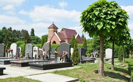 Jak wybrać odpowiednią firmę pogrzebową – istotne kryteria i wskazówki