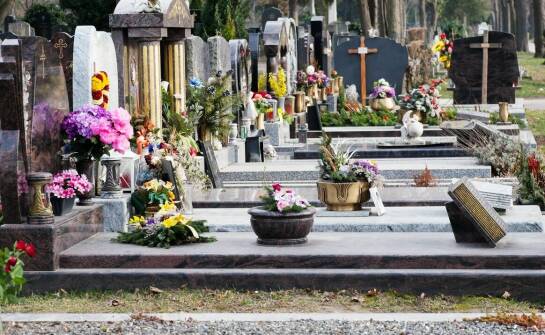 Jak wybrać usługi pogrzebowe i na co zwrócić uwagę przy wyborze firmy