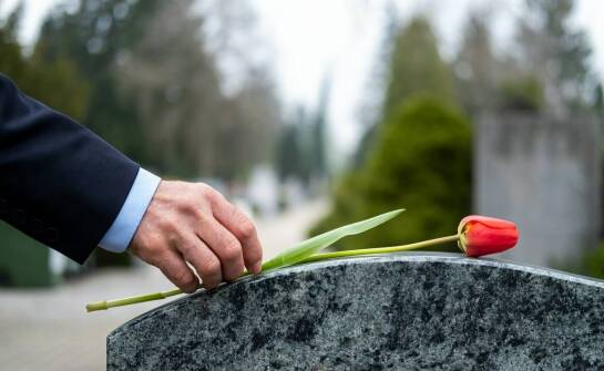 Jak wybrać zakład pogrzebowy i na co zwrócić uwagę podczas organizacji pożegnania