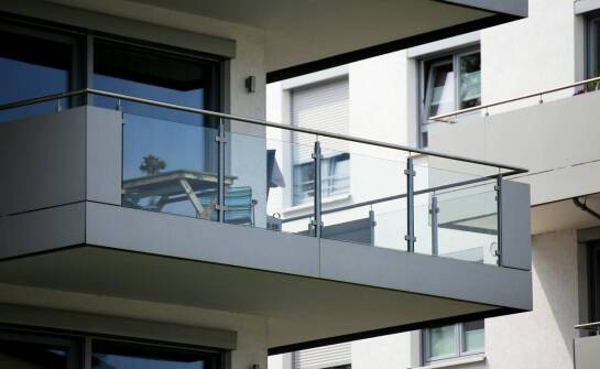 Czy balustrady szklane sprawdzą się na balkonie?