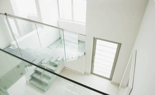 Balustrady szklane – zalety, zastosowanie i inspiracje do aranżacji wnętrz