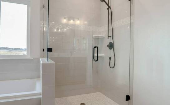 Kabiny prysznicowe na wymiar – jakie możliwości oferuje szkło w łazience?