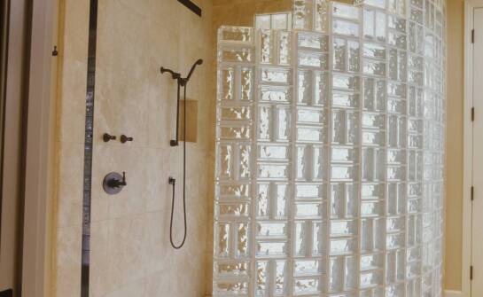 Kabiny prysznicowe na wymiar – najważniejsze aspekty i praktyczne porady