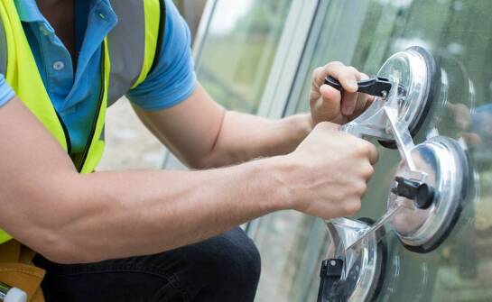 Pogotowie szklarskie – zakres usług i zastosowanie szkła w domu