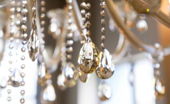 Lustra na wymiar – inspiracje, zalety i możliwości aranżacyjne w domu