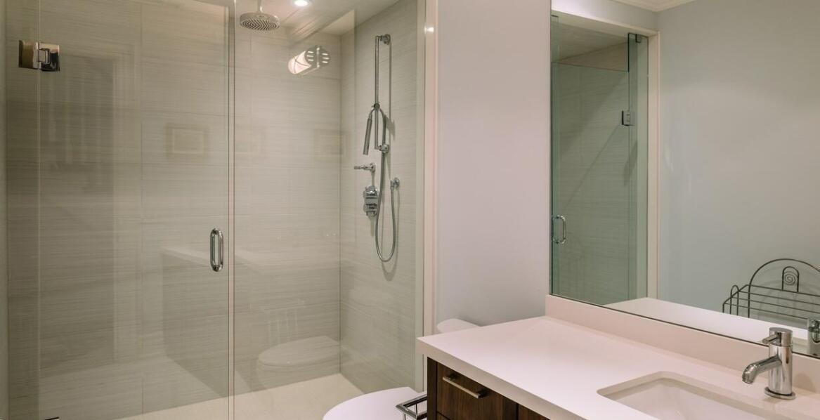 Szklane kabiny prysznicowe na wymiar – zalety, funkcje i możliwości aranżacji