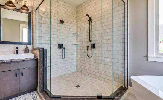 Szklane kabiny prysznicowe na wymiar – jak wybrać i na co zwrócić uwagę