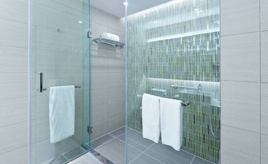 Szklane kabiny prysznicowe na wymiar – inspiracje i praktyczne rozwiązania