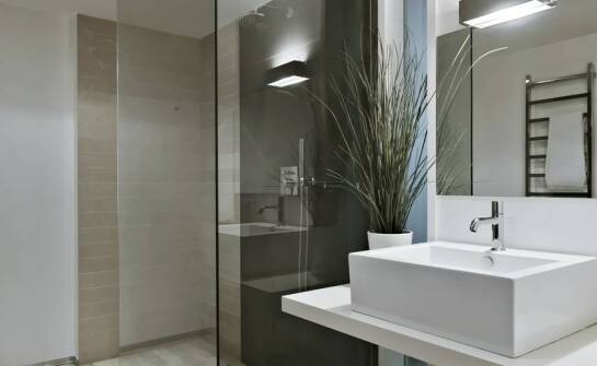 Szklane kabiny prysznicowe na wymiar – trendy, estetyka i trwałość w łazience