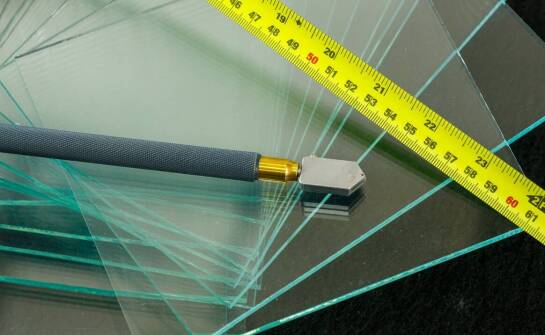 Szkło na wymiar – praktyczne zastosowania i możliwości w aranżacji wnętrz