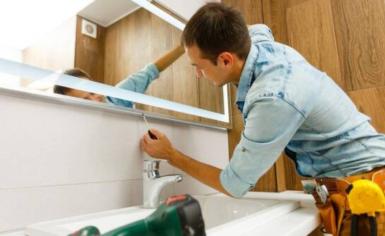 Montaż luster w domu – praktyczne wskazówki i inspiracje aranżacyjne