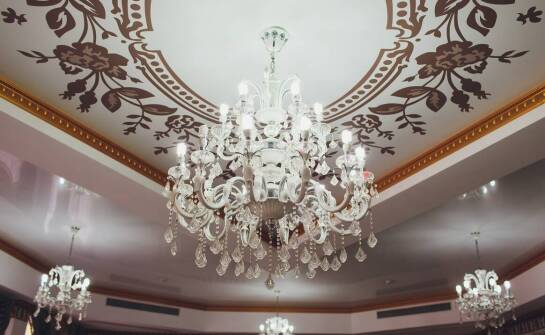 Lustra w przedpokoju – pomysły na optyczne powiększenie i doświetlenie wnętrza