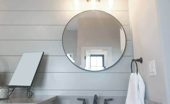 Lustra łazienkowe – trendy, funkcje i pomysły na aranżację przestrzeni