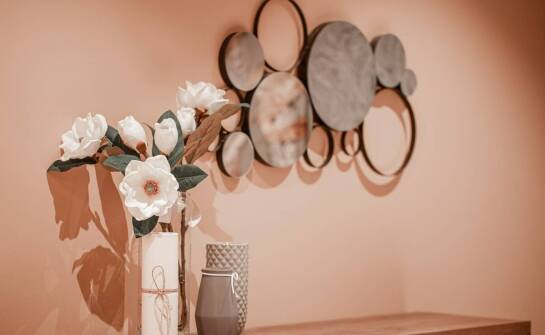 Lustro na zamówienie – sposoby wykorzystania w wystroju salonu i sypialni