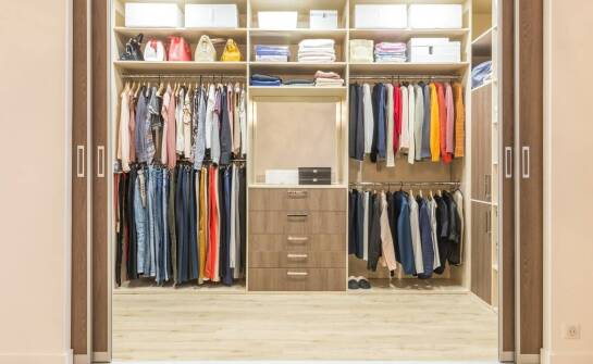 Szafy z drzwiami przesuwnymi i garderoby na wymiar – inspiracje do domu