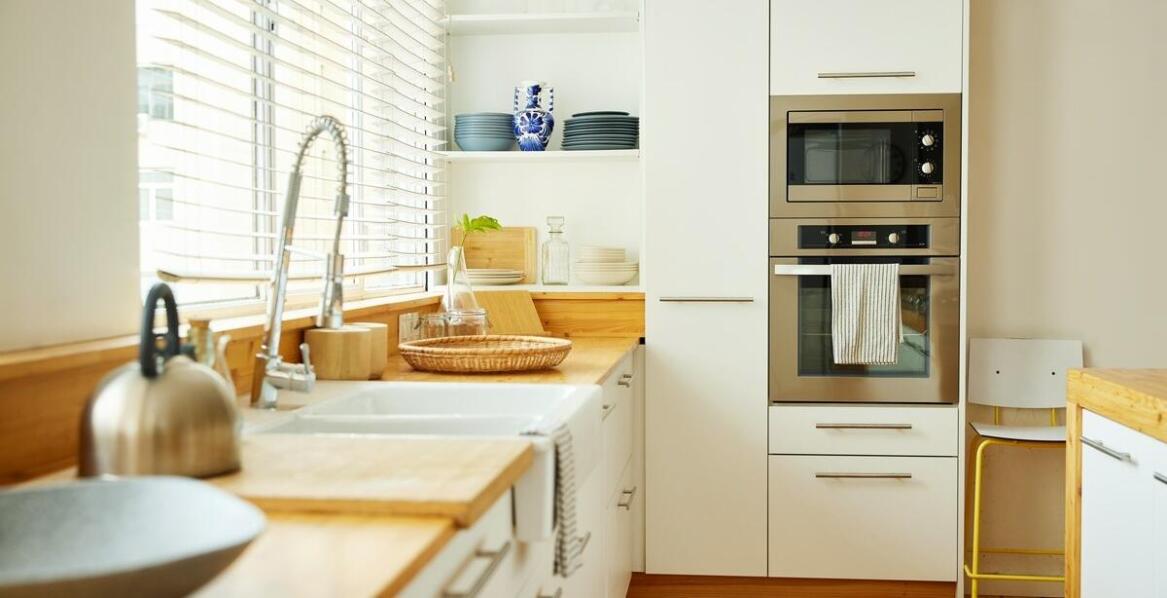 Kuchnie na wymiar – inspiracje i pomysły na funkcjonalną aranżację