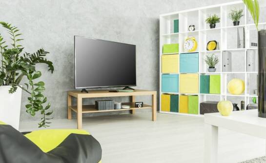 Stoliki pod telewizor – inspiracje i trendy w urządzaniu nowoczesnego salonu