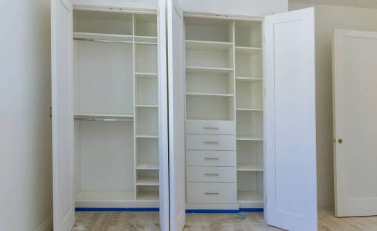 Szafy na wymiar – inspiracje, funkcje i pomysły na praktyczne przechowywanie