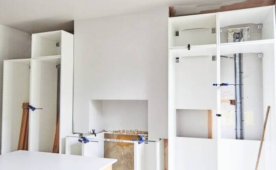 Szafy wnękowe – inspiracje i praktyczne rozwiązania do każdego mieszkania