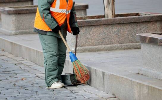 Jak skutecznie usuwać zabrudzenia z chodników i dbać o ich czystość
