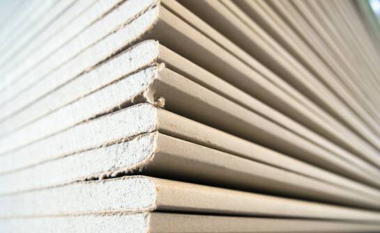 Deski kompozytowe — trwałość i design w aranżacji przestrzeni zewnętrznych