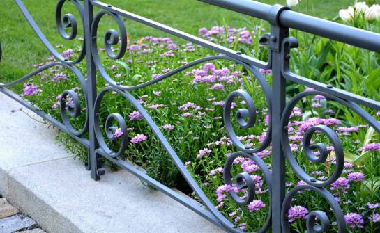 Balustrady zewnętrzne – najważniejsze informacje przed wyborem rozwiązania