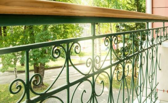 Balustrady zewnętrzne – inspiracje i funkcjonalność w aranżacji przestrzeni
